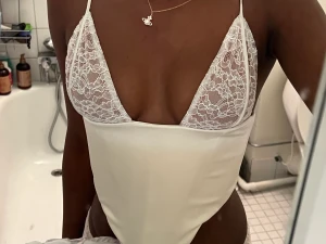 House of cb ivory satin corset  - köpte toppen från house of cb förra året, haft på mig den 3 gånger. Den är i bra skick💕