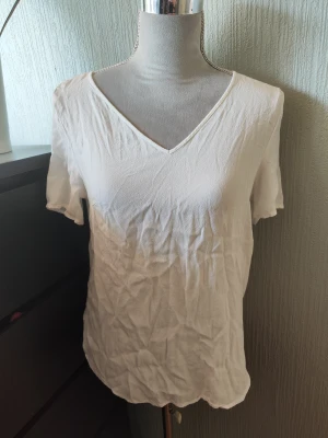 Topp - Nyskick behöver strykas  Naturvit