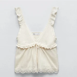 Zara topp - Kollar intresset på denna topp från zara. Den är använd en gång o är i storlek M. Köparen står för frakten! Säljer endast vid bra bud!