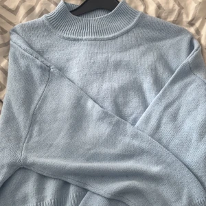 Fin ljusblå tröja  - Jag säljer denna jätte fina ljus blåa tröjan då den tyvärr inte kommer till nån användning, aldrig använd alltså helt ny. Storlek m men liten i storleken från h&m, bud!😊