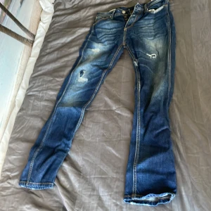 Jack N Jones Jeans - Fint skick och är använda ett fåtal gånger. Lite slitningar och hål i modellen. Köpte för 1000kr och säljer för bra pris. Pris kan diskuteras privat.