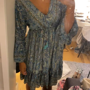 klänning - säljer en så fin klänning med tassels köpt i grekland, säljer då den ej kommer till användning. står ingen storlek men skulle säga s💞