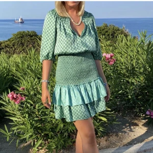 Sandro klänning  - Funderar nu på att sälja min älskade Sandro klänning som är så eftertraktad och populär. Så fin nu till sommaren och går inte att få tag i längre. Passar xs/s då den är stretchig.  Säljer endast vid bra bud. Hör av er vid fler bilder eller frågor💗