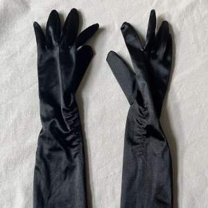 Vackra svarta handskar i satin. 🖤