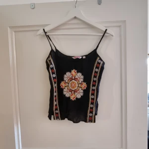 Linne - Ett blommigt linne från indiska. Älskar mönstret men för liten på mig!