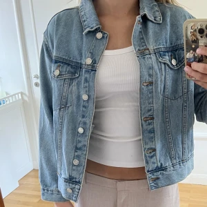 Jeansjacka  - Från märket missguided på asos💙 den är för kort i ärmarna på mig