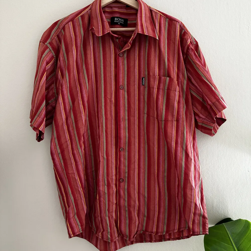 Rolig fin skjorta från Hugo Boss. Används inte då den är lite för färgglad för mig. Saknar en knapp därav priset. Skjortor.