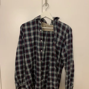 Vintage skjorta  - Perfekt att ha en söt topp eller ett linne under den här vintage skjortan🥰