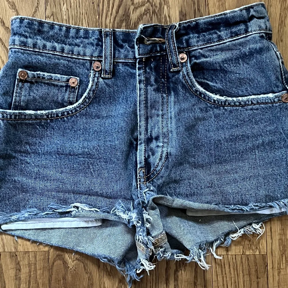 Ursnygga jeansshorts från zara som ej säljs på hemsidan längre😍 Köp ett par för 150kr eller båda för 230kr. Storlek 32💕Tryck gärna på Köp Nu🙏🏼. Jeans & Byxor.
