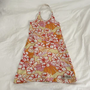 Trendig mönstrad halterneckklänning - Fint skick, storlek xxs/xs!💖