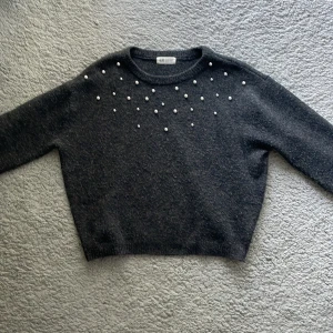 Långärmad tröja - Långärmad stickad tröja med vita pärlor från H&M, storlek 146-152 size 10-12. Ganska använd med fint skick, säljer för 109 kr.
