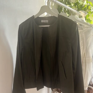 tyg jacka - tunn olivegrön jacka från h&m i storlek L.💗 (jag har klippt av kragen)