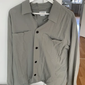 Weekday overshirt  - Säljer en snygg weekday overshirt som är i ett lättare material, perfekt för sommaren! Skick 9/10, använd två gånger.