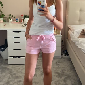 Mjukis shorts - Jättesöta och sköna mjukisshorts från h&m 💞Nästan aldrig använda och säljer för att de är för små för mig 🩷🩷🩷