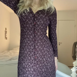 Långklänning - Brun/lila långklänning som sitter smickrande och knyts därbak