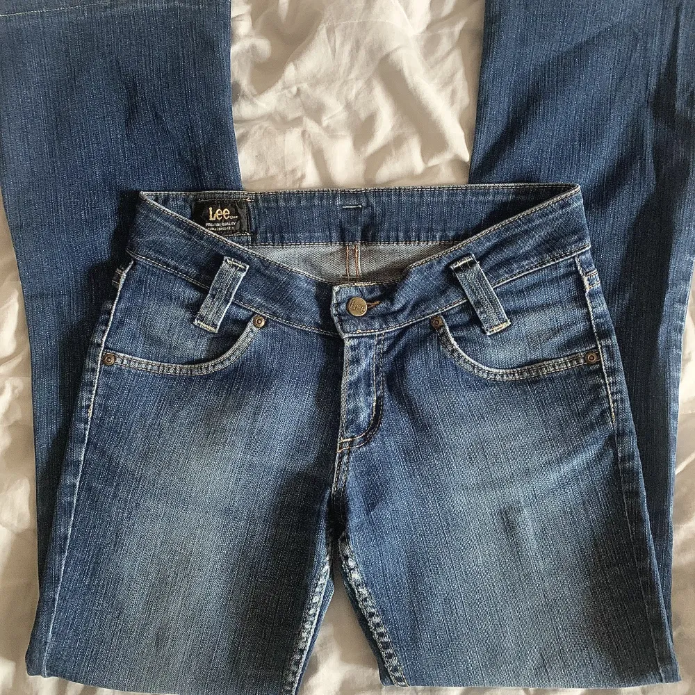 Säljer dessa sååå snygga lågmidjade utsvängda jeans!! Är lite för korta för mig i smaken, därav säljer jag de, är 171 cm💕💕Mycket bra skick!! Midjemått: 39 cm Längd: 98 cm Innerbenslängd: 77 cm Skriv privat vid frågor🥰. Jeans & Byxor.
