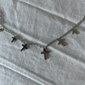 Halsband med kors på. Aldrig använt.🫶🏻