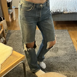 Slitna raka jeans - Mina företetts favoritjeans! Blivit lite för stora för mig så används inte längre. Raka och slitna och snygga till allt! 