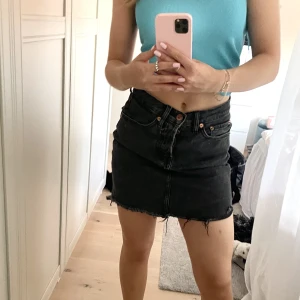 Jeanskjol  - Säljer denna kjol från lager 157 då den inte kommer till användning! Kjolen är i mycket bra skick och normal i passformen😊❤️