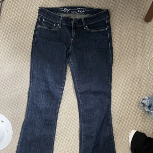 Lågmidjade bootcut jeans  - Lågmidjade bootcut jeans från Levis asså så snygga men kommer inte till användning 
