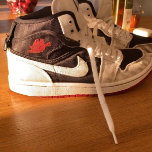 Jordan 1 mid skor - Jag säljer mina jordan 1 mid skor som är lite smutsiga på vissa ställen sko snörrerna är helt nya. Jag köpte de för 1700 och jag säljer de för 500. De är i storlek 40 och jag köpte de på nike de är vita svarta och röda