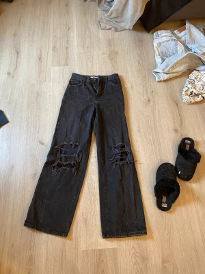Svarta jeans  - Kommer ej till användning, storlek 36, lite stora. Använda mycket men inget som syns💕