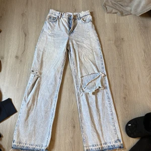 Högmidjade jeans  - Högmidjade jeans från bershka. Kommer ej till användning. Storlek 36,  stora på mig som brukar ha 36/34💕