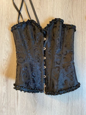 Korsett - Använd en gång. Inte min typ av kläder. Fint skick, fler bilder finns privat. 💕