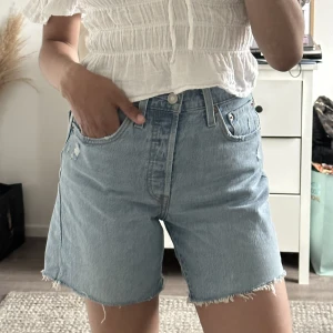 Levis shorts 😍 - Säljer ett par levis shorts i snygg blå tvätt o några slitnings detaljer 💙 (Knappar ist för dragkedja) Mycket stretch! Storlek 26! Precis som nya😍