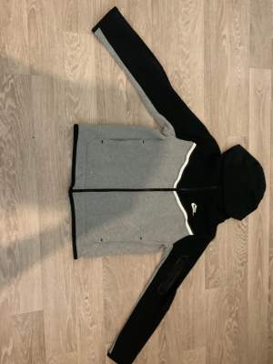 Nike Tech Fleece svart och grå stl 147-158