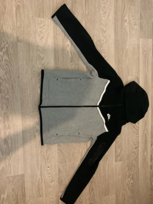 Nike Tech  - Nike Tech Fleece svart och grå stl 147-158