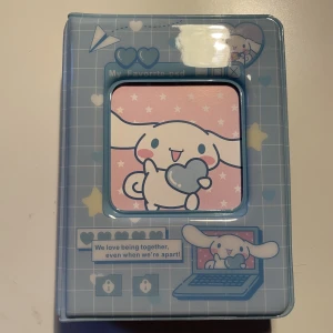 Sanrio collectbook - Sanrio Cinnamon Collbook för photocards. Helt ny o bara använd för bilderna på sista sliden, säljer då jag behöver pengar. 70kr + 15kr frakt.  Hör av dig för mer bilder osv o tveka inte att ställa frågor! 