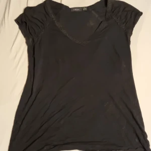 Svart tröja - Kortärmad med brodyr/spets