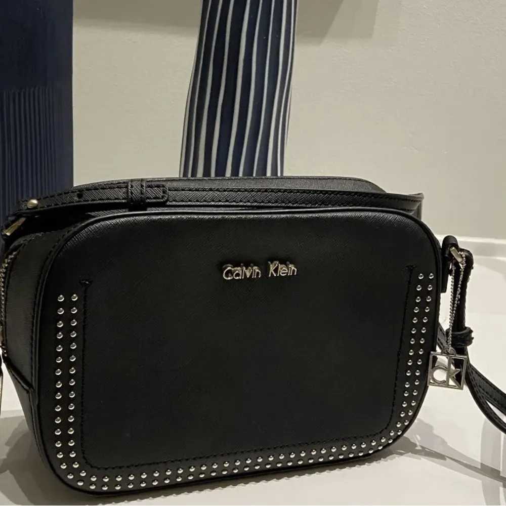 Hej, säljer denna svarta väska från Calvin Klein då den int kmr till användning så mkt. Den är köpt här på Plick för ca 4 månader sedan. Den har inga defekter (Köparen står för frakten💕) . Väskor.