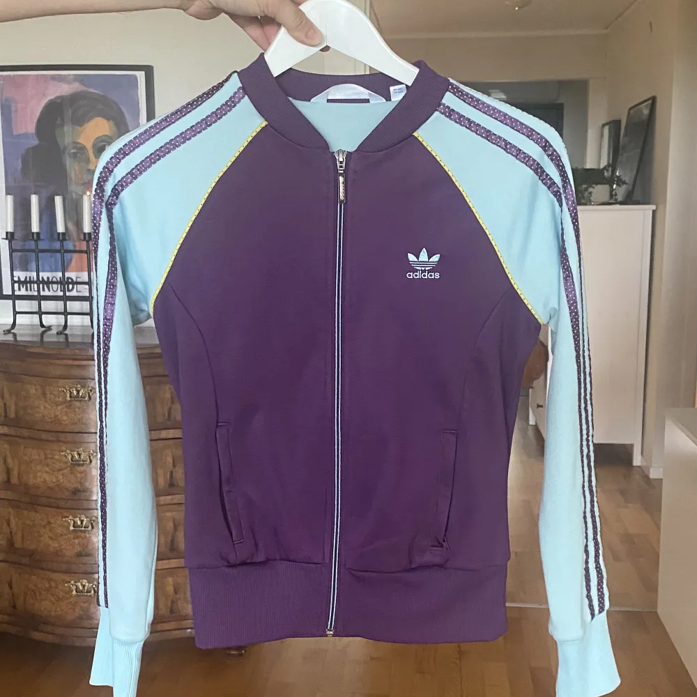 säljer min fina adidaströja köpt på 2nd hand men knappt använd. jättebra skick. strl 36.. Hoodies.