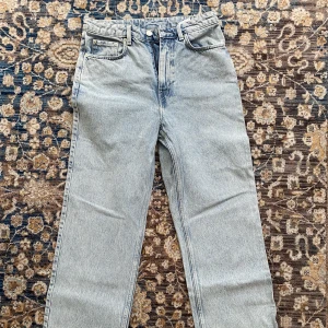 Straight ljusblå jeans - Från Weekday, storlek står på bilden. Bra skick💖
