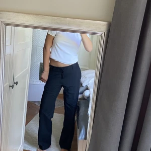 Lågmidjade kostymbyxor med ränder  - Hej, säljer mina secondhand fyndade kostymbyxor med låg midja🤗😇. Kostymbyxorna har ränder med en röd färg som matchar byxorna. Jag är 175 cm så de är precis bra i längden på mig . Hör av dig om du vill ha mer bilder😊