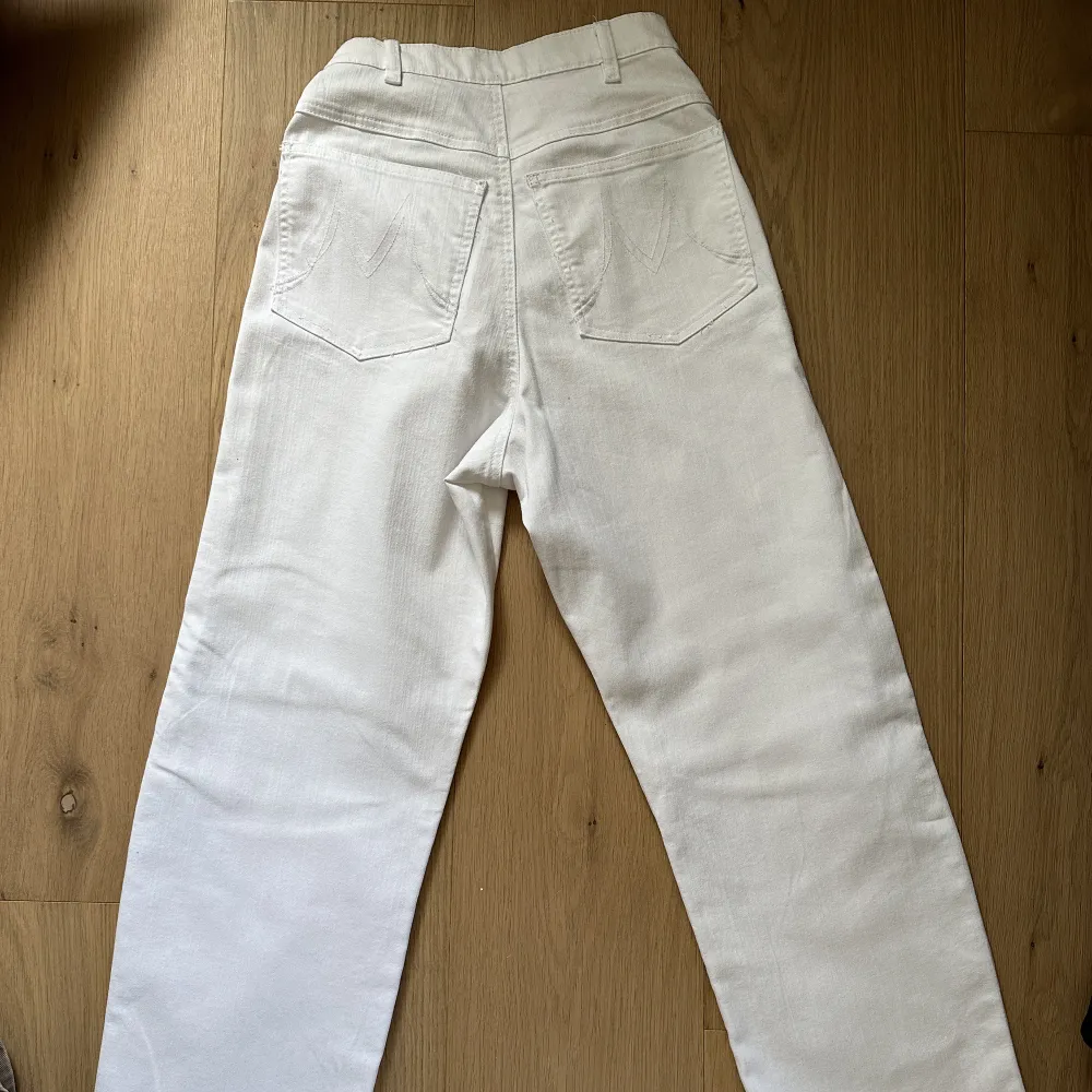 Säljer mina vita jeans eftersom de inte kommer till den användning som de förtjänar. Är insydda i midjan och passar bra på mig som vanligtvis har storlek S. Tar gärna emot prisförslag. . Jeans & Byxor.