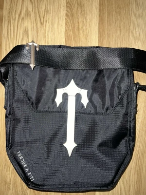 Trapstar Cobra T-bag - Använd. Ca 3 gånger, skick 10/10. Skriv privat för pris.