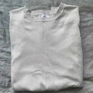 En tröja som aldrig använts, köptes förra sommaren och  är helt ny, säljer då den är för stor, köptes för 300 kr ungefär!😍