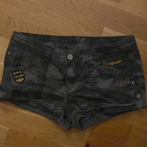 Short - Fin militäraktig short passa perfekt till sommaren.☺️