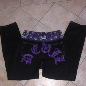 Jeans - Jeans med lila tryck, använd 2 ggr.