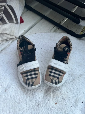 Burberry damskor  - St 36 burberry damskor äkta. Använt 3 gånger, gott skick. Original pris 7600kr. 