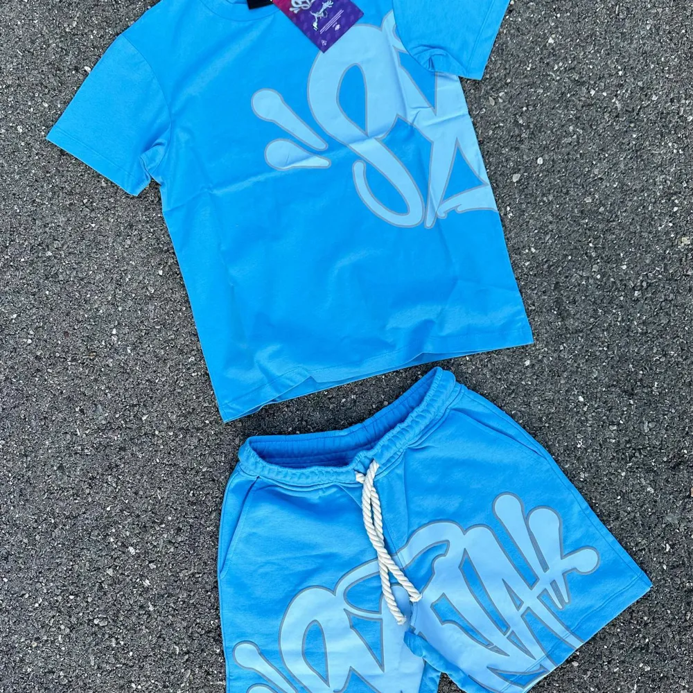 finns inne nu! Central Cee Synaworld alrdrig använd. t shirt, shorts, klistermärken och original packning följer med, rep 1:1 bästa kvalite. Har alla storlekar från S-L. Shorts.