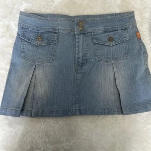 jeanskjol lågmidjade  - lågmidjad jeanskjol, har en märklig fläck på baksidan som varit där sen jag köpte den, därav det låga priset ❤️står strl M men passar S