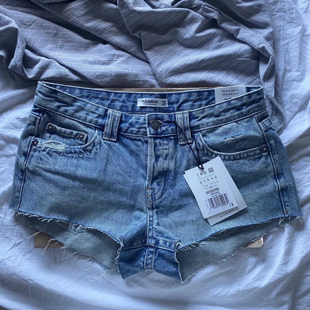 Säljer dessa trendiga, slutsålda jeansshortsen från Pull&Bear med jättesnygga fickor där bak!🤩🤩 Endast testade och alla lappar är kvar! Älskar dem men behöver tyvärr sälja då de inte passar och jag kan inte byta storlek pga att de är slutsålda. ❤️❤️. Shorts.