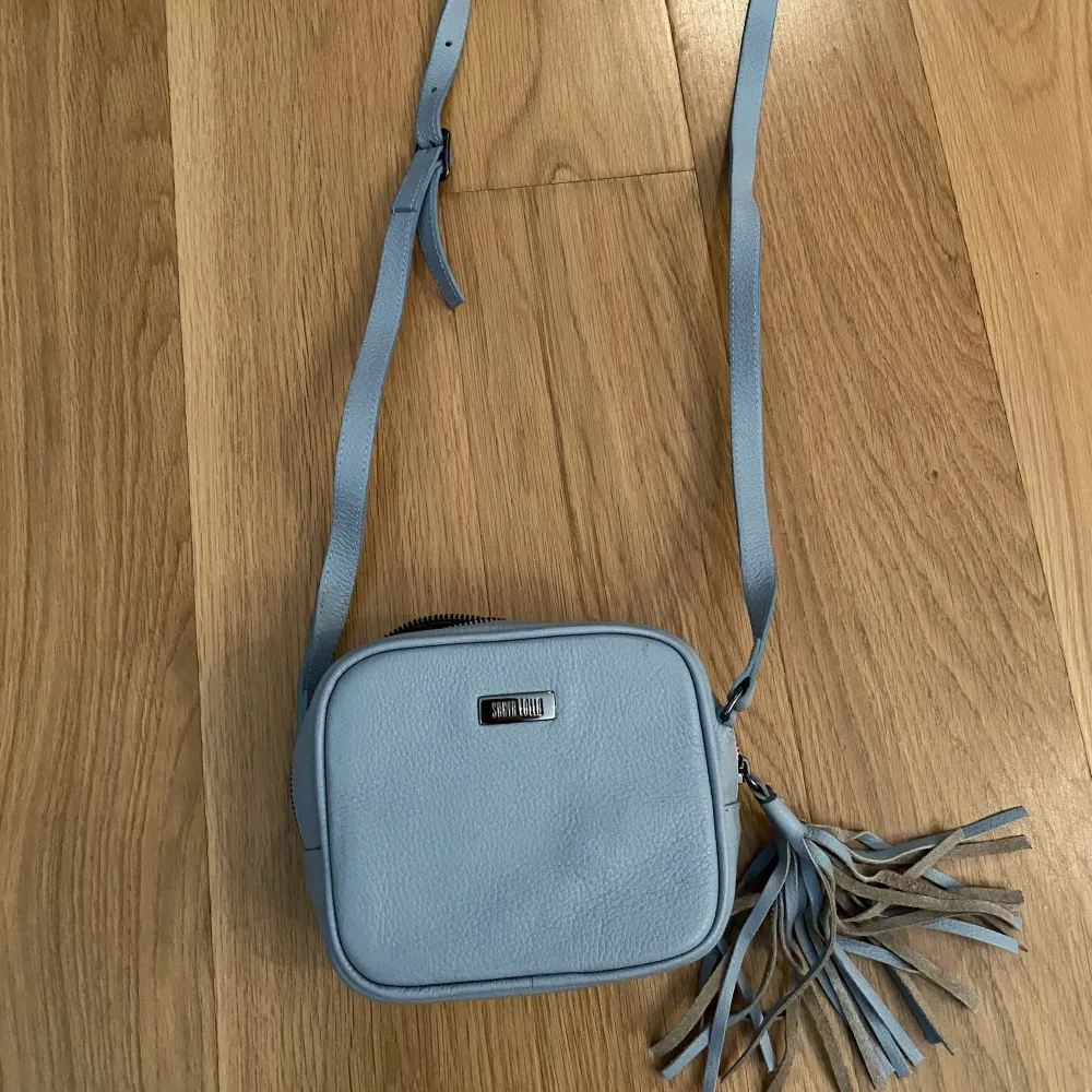 brand new crossbody purse from Santa Lolla 🤍 light blue. Väskor.