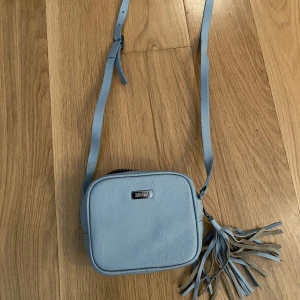 crossbody purse 🩵 - brand new crossbody purse from Santa Lolla 🤍 light blue