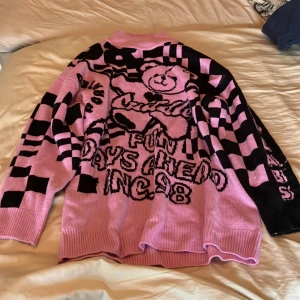 Rosa långärmad tjock tröja med tryck - Det står ”fun days ahead                   Inc. 98” På tröjan och den är ifrån H&M. Skönt material, tjock och håller värmen bra. 
