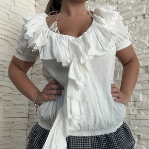 Vit blus - En vit blus från polo jeans i linne material köpt för 1000kr❤️‍🔥köp direkt: 200